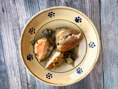 Doldurulmuş taze enginar ve yeşil bezelye