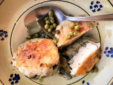 Doldurulmuş taze enginar ve yeşil bezelye