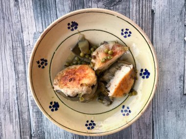 Doldurulmuş taze enginar ve yeşil bezelye