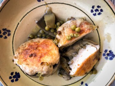 Doldurulmuş taze enginar ve yeşil bezelye