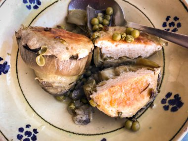 Doldurulmuş taze enginar ve yeşil bezelye