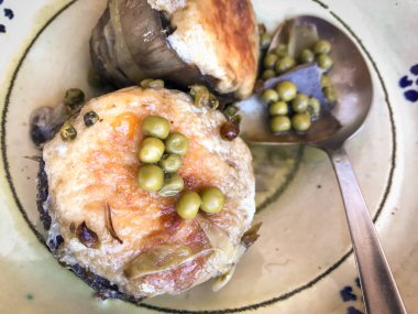 Doldurulmuş taze enginar ve yeşil bezelye