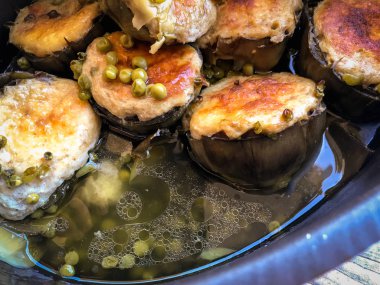 Doldurulmuş taze enginar ve yeşil bezelye