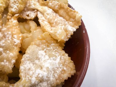 Lezzetli kızarmış chiacchiere, İtalyan geleneksel pastası.