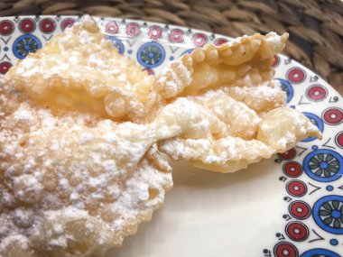 Lezzetli kızarmış chiacchiere, İtalyan geleneksel pastası.