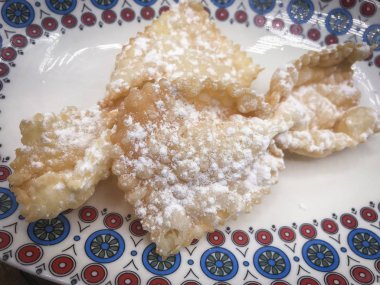 Lezzetli kızarmış chiacchiere, İtalyan geleneksel pastası.