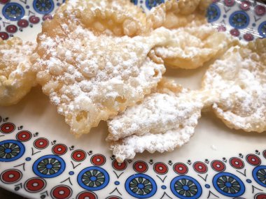 Lezzetli kızarmış chiacchiere, İtalyan geleneksel pastası.