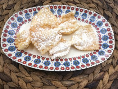 Lezzetli kızarmış chiacchiere, İtalyan geleneksel pastası.