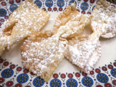 Lezzetli kızarmış chiacchiere, İtalyan geleneksel pastası.
