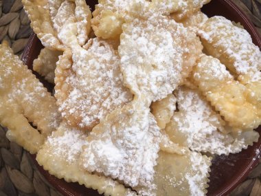 Lezzetli kızarmış chiacchiere, İtalyan geleneksel pastası.