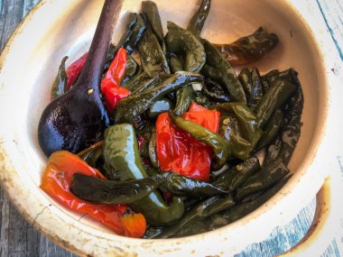 Lezzetli bir tencere ve kızarmış biber.