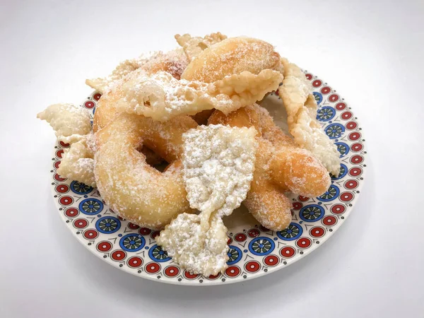 Zeppole e chiacchiere, das traditionelle Gebäck zum Feiern — Stockfoto