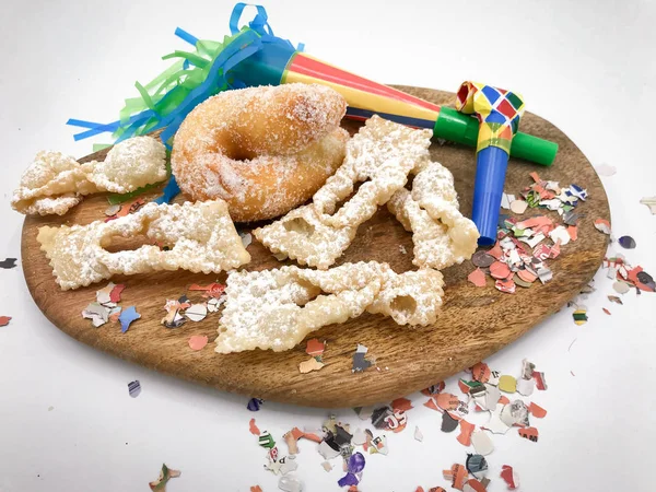 Zeppole e Chiacchiere, kutlama için geleneksel kızarmış hamur işleri.