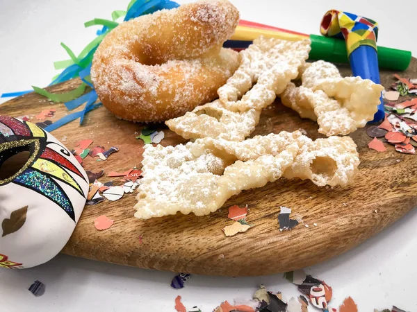 Zeppole e Chiacchiere, kutlama için geleneksel kızarmış hamur işleri.