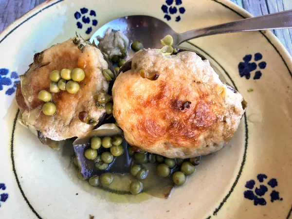 Doldurulmuş taze enginar ve yeşil bezelye