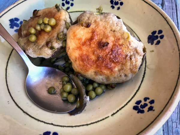 Stuffed fresh artichokes with green peas — 스톡 사진