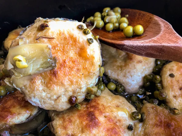 Stuffed fresh artichokes with green peas — 스톡 사진