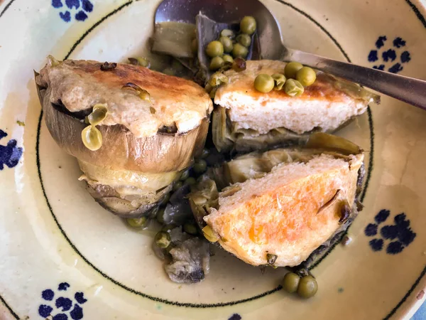 Doldurulmuş taze enginar ve yeşil bezelye