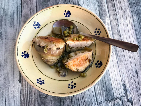 Doldurulmuş taze enginar ve yeşil bezelye