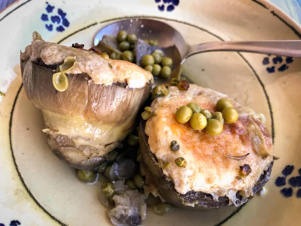 Isian artichoke segar dengan kacang polong hijau — Stok Foto