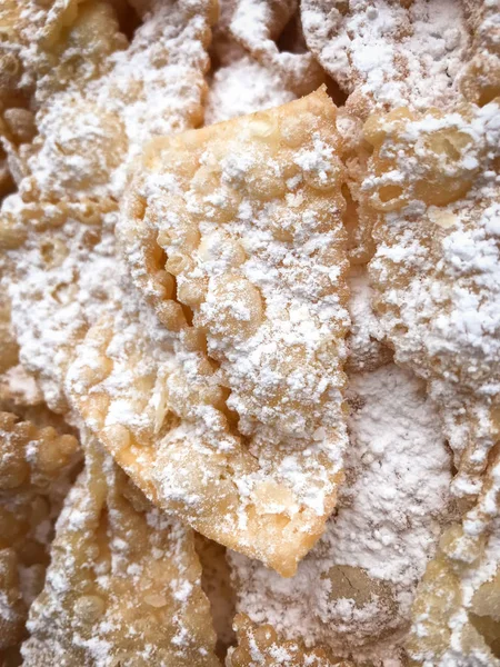 Köstliche gebratene Chiacchiere, ein traditionelles italienisches Gebäck zu ce — Stockfoto