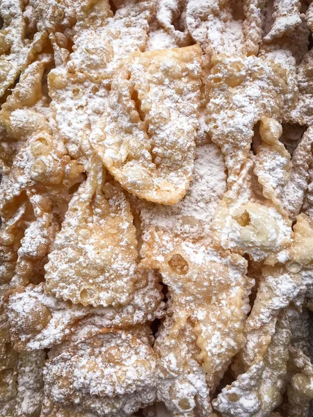 Köstliche gebratene Chiacchiere, ein traditionelles italienisches Gebäck zu ce — Stockfoto