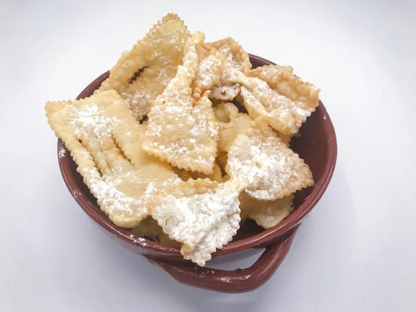 Delicious fried chiacchiere, an Italian traditional pastry to ce — Stock Photo, Image