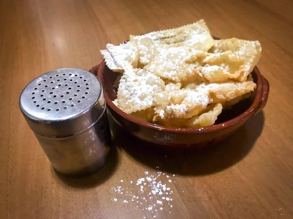 Köstliche gebratene Chiacchiere, ein traditionelles italienisches Gebäck zu ce — Stockfoto