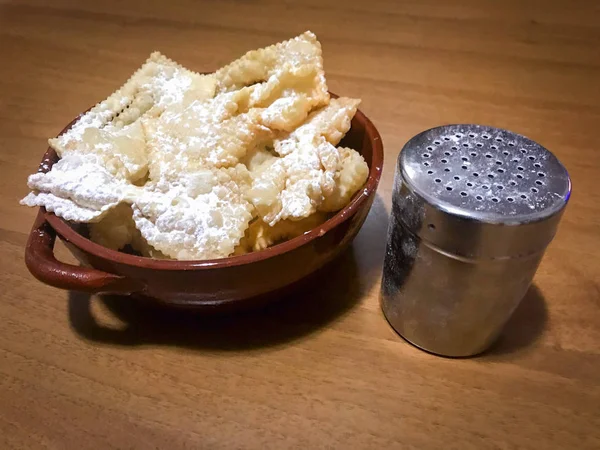 Köstliche gebratene Chiacchiere, ein traditionelles italienisches Gebäck zu ce — Stockfoto