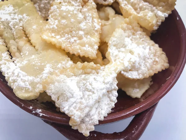 Lezzetli kızarmış chiacchiere, İtalyan geleneksel pastası.