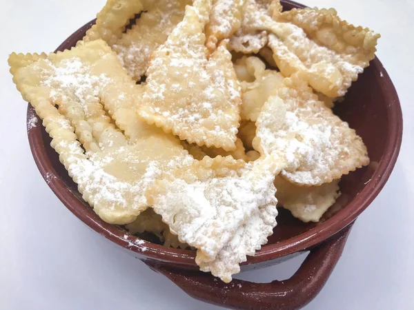 Délicieux chiacchiere frit, une pâtisserie traditionnelle italienne à ce — Photo