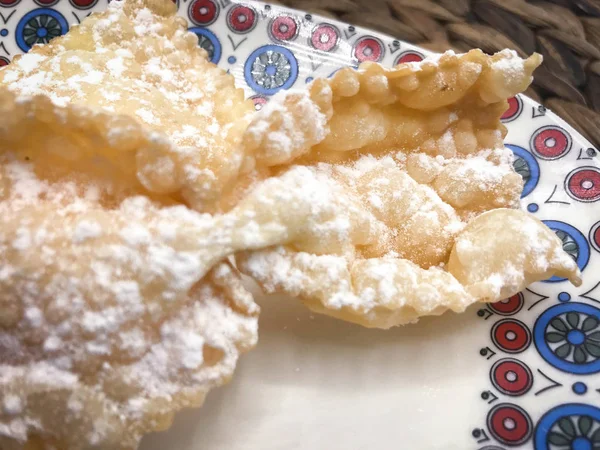 Köstliche gebratene Chiacchiere, ein traditionelles italienisches Gebäck zu ce — Stockfoto