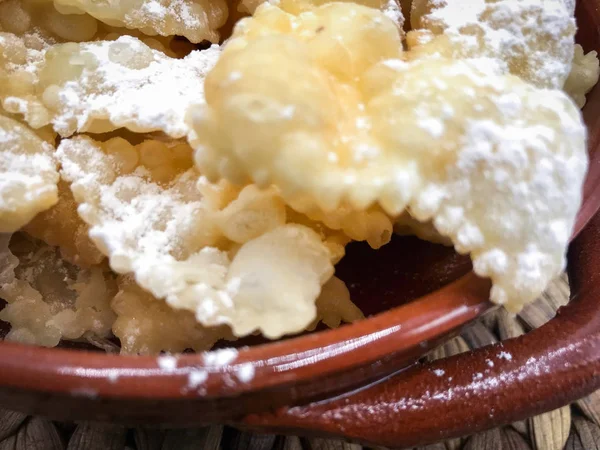 Lezzetli kızarmış chiacchiere, İtalyan geleneksel pastası. — Stok fotoğraf