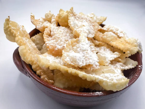 Deliziose chiacchiere fritte, una pasticceria tradizionale italiana da fare — Foto Stock