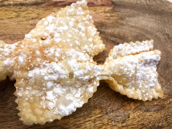 Köstliche gebratene Chiacchiere, ein traditionelles italienisches Gebäck zu ce — Stockfoto