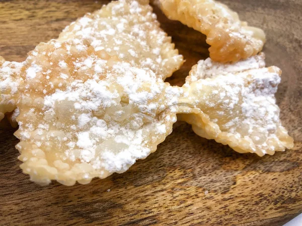 Köstliche gebratene Chiacchiere, ein traditionelles italienisches Gebäck zu ce — Stockfoto