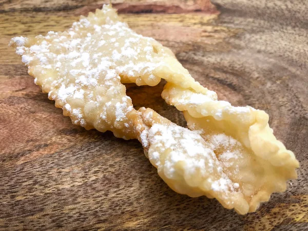 Köstliche gebratene Chiacchiere, ein traditionelles italienisches Gebäck zu ce — Stockfoto