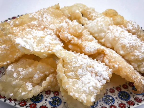 Delicioso chiacchiere frito, una pastelería tradicional italiana para ce —  Fotos de Stock