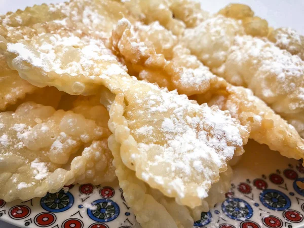 Delicious fried chiacchiere, an Italian traditional pastry to ce — Stock Photo, Image