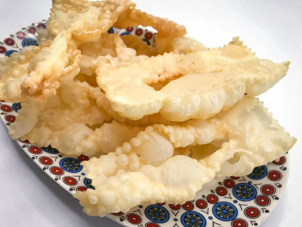 Köstliche gebratene Chiacchiere, ein traditionelles italienisches Gebäck zu ce — Stockfoto