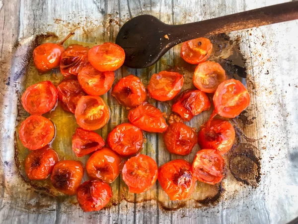 A delicious plate of sliced cherry tomatoes out of the oven — 스톡 사진