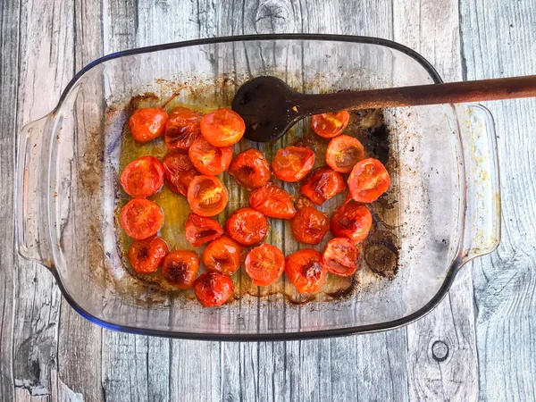 Um delicioso prato de tomate cereja fatiado fora do forno — Fotografia de Stock