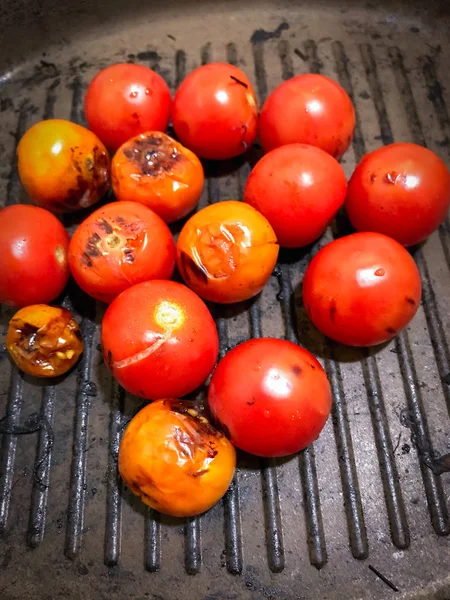 Cozinhar deliciosos tomates cereja grelhados frescos — Fotografia de Stock