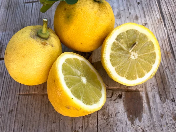 A bunch of fresh lemons freshly collected from the trees in Pugl — Stock Photo, Image