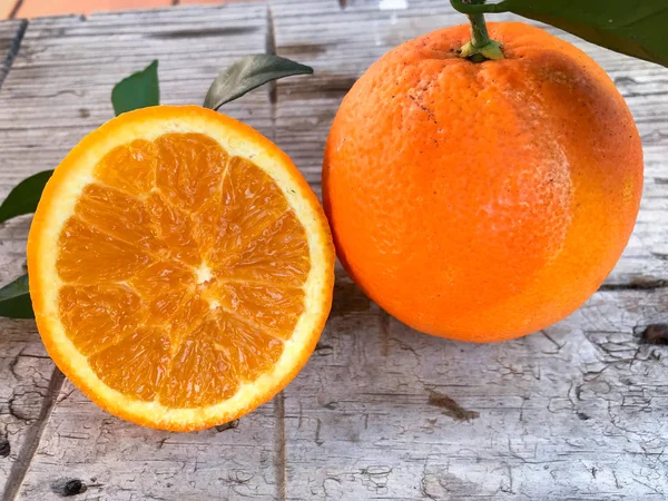 A bunch of fresh clementines freshly collected from the trees in — Stock Photo, Image