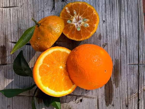 A bunch of fresh clementines freshly collected from the trees in — Stock Photo, Image