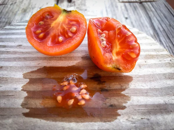 Verse kerstomaten verzameld uit de tuinderij — Stockfoto