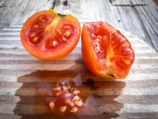 Verse kerstomaten verzameld uit de tuinderij — Stockfoto