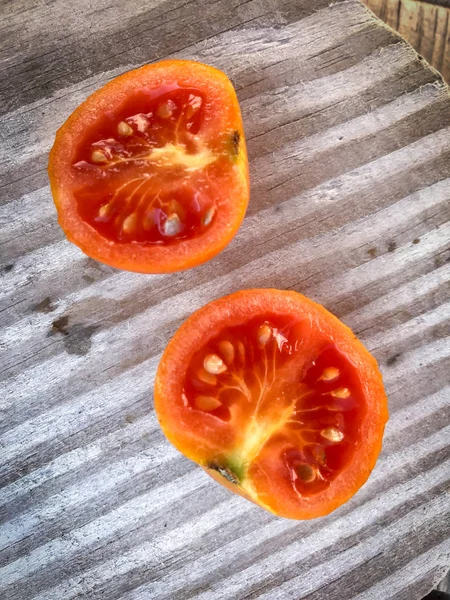 Свіжі вишневі помідори зібрані з саду — стокове фото