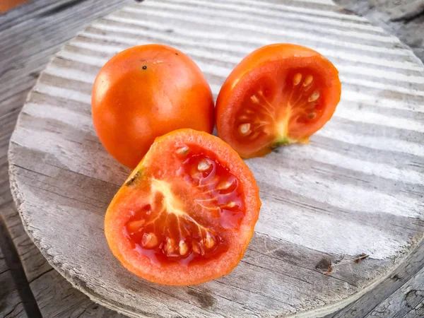 Tomates cerises fraîches récoltées dans le jardin — Photo